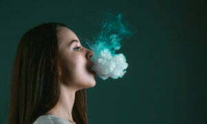 femme vapote un e liquide